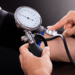 Nova diretriz brasileira de hipertensão redefine limites da pressão arterial. Aferição 12x8 passa a indicar pré-hipertensão. Entenda impactos para pacientes e médicos.