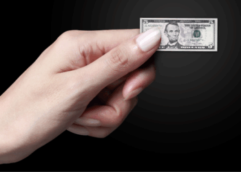 O dólar caiu pela terceira vez seguida nesta sexta (5), acumulando baixa de 1,4% na semana, em meio ao cenário de cortes de juros nos EUA.