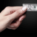 O dólar caiu pela terceira vez seguida nesta sexta (5), acumulando baixa de 1,4% na semana, em meio ao cenário de cortes de juros nos EUA.