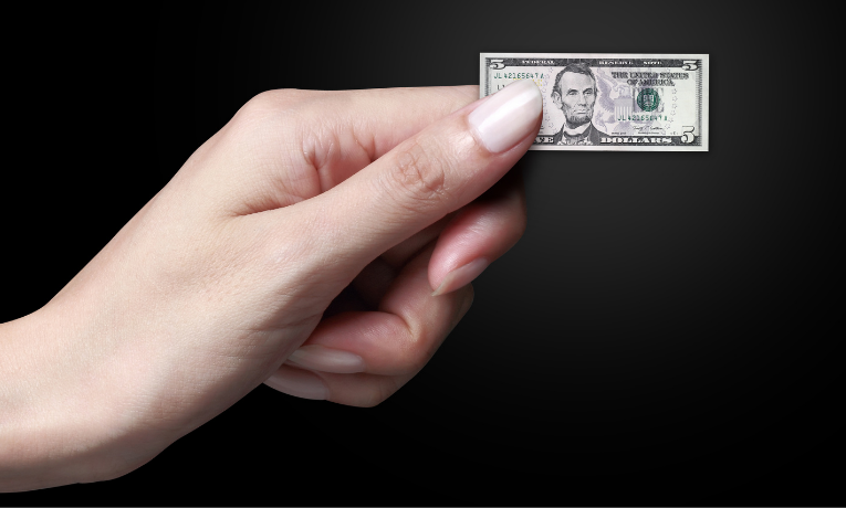 O dólar caiu pela terceira vez seguida nesta sexta (5), acumulando baixa de 1,4% na semana, em meio ao cenário de cortes de juros nos EUA.