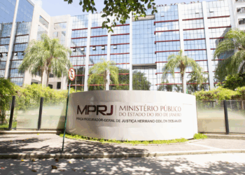 O Ministério Público do Rio ingressou com ação civil contra a prefeitura de Teresópolis para suspender o show do cantor Leonardo, de R$ 800 mil, previsto para 21 de setembro. Cidade vive calamidade financeira com dívidas e atraso em salários.