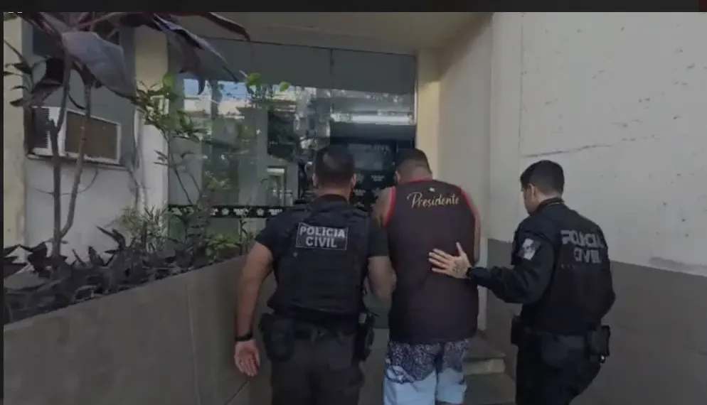 Tiago Boinha, presidente da Torcida Jovem do Flamengo, e sete suspeitos foram presos por envolvimento na morte de torcedor vascaíno no Rio de Janeiro. Torcida já estava proibida de frequentar estádios.