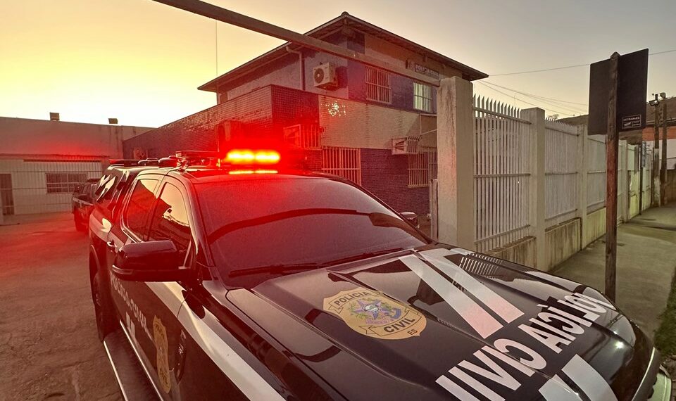 Meta descrição: A Polícia Civil do Espírito Santo prendeu um homem de 36 anos suspeito de tentativa de feminicídio em Barra de São Francisco. A vítima foi atropelada pelo ex-companheiro na frente dos filhos.