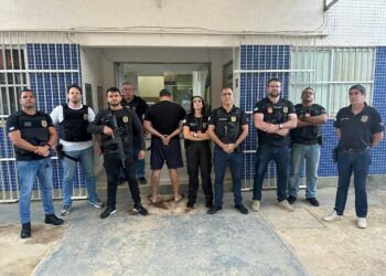 Polícia Civil do Espírito Santo prendeu empresário de 28 anos acusado de extorsão, uso de contas bancárias de vítimas e golpes com celulares. Suspeito possui histórico de estelionato e foi encaminhado ao sistema prisional.