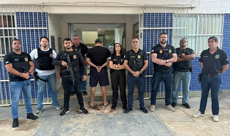 Polícia Civil do Espírito Santo prendeu empresário de 28 anos acusado de extorsão, uso de contas bancárias de vítimas e golpes com celulares. Suspeito possui histórico de estelionato e foi encaminhado ao sistema prisional.