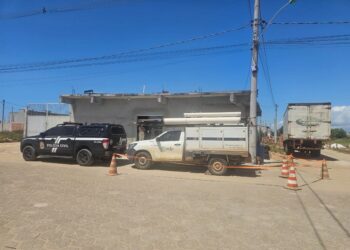 Polícia Civil flagra furto de energia elétrica em mercearia de Guriri, em São Mateus (ES). Proprietária de 38 anos foi autuada e liberada após pagamento de fiança.