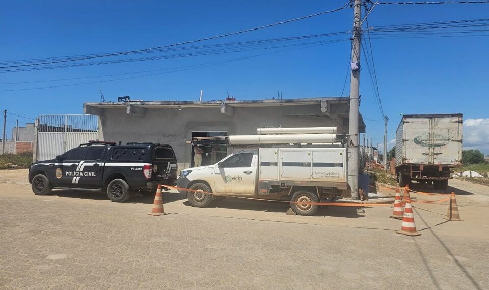 Polícia Civil flagra furto de energia elétrica em mercearia de Guriri, em São Mateus (ES). Proprietária de 38 anos foi autuada e liberada após pagamento de fiança.
