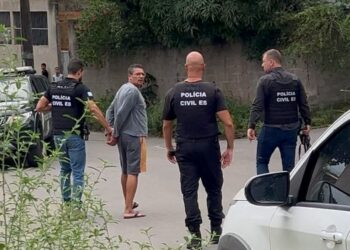 Polícia Civil do Espírito Santo prendeu um homem de 48 anos suspeito de furtar uma lotérica em Fundão. Cofre, HDs e alarme foram levados. Ele alegou ter usado o dinheiro para pagar dívida com agiota.