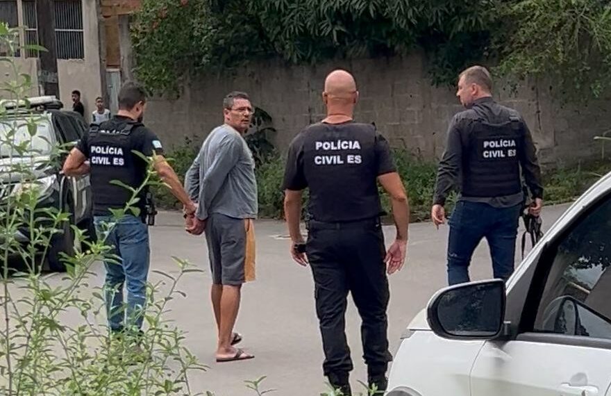 Polícia Civil do Espírito Santo prendeu um homem de 48 anos suspeito de furtar uma lotérica em Fundão. Cofre, HDs e alarme foram levados. Ele alegou ter usado o dinheiro para pagar dívida com agiota.