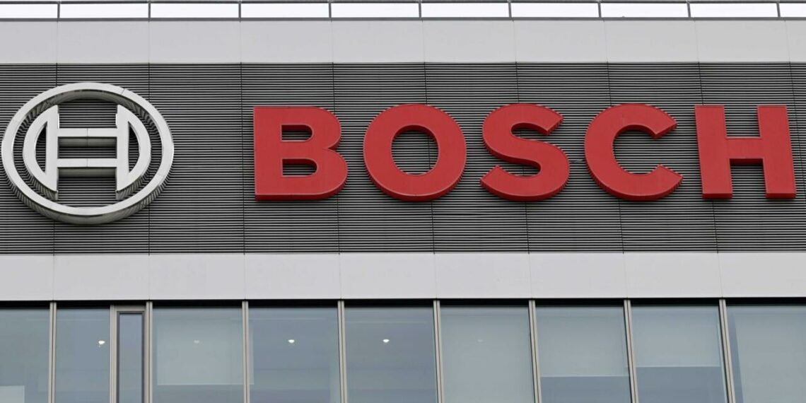 Bosch anuncia corte de 13 mil empregos na Alemanha após prejuízo de US$ 2,9 bilhões. Empresa implementará ajustes estruturais e redução de custos até 2030.