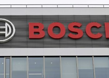 Bosch anuncia corte de 13 mil empregos na Alemanha após prejuízo de US$ 2,9 bilhões. Empresa implementará ajustes estruturais e redução de custos até 2030.