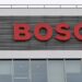 Bosch anuncia corte de 13 mil empregos na Alemanha após prejuízo de US$ 2,9 bilhões. Empresa implementará ajustes estruturais e redução de custos até 2030.
