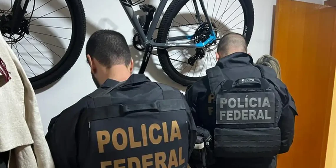 Polícia Federal e CGU investigam desvio de R$ 1,6 bilhão em contratos da saúde no Rio de Janeiro. Operação Antracito cumpre mandados em sete cidades.