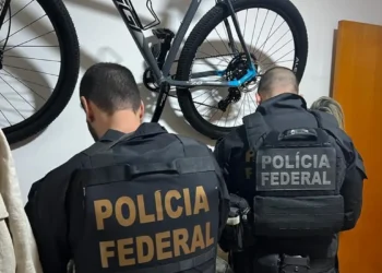 Polícia Federal e CGU investigam desvio de R$ 1,6 bilhão em contratos da saúde no Rio de Janeiro. Operação Antracito cumpre mandados em sete cidades.