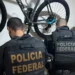 Polícia Federal e CGU investigam desvio de R$ 1,6 bilhão em contratos da saúde no Rio de Janeiro. Operação Antracito cumpre mandados em sete cidades.