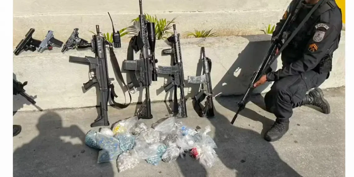 A Polícia Militar do Rio de Janeiro já apreendeu 500 fuzis em 2025, resultado de operações em zonas norte e oeste. Grande parte das armas é de fabricação clandestina ligada ao crime organizado.