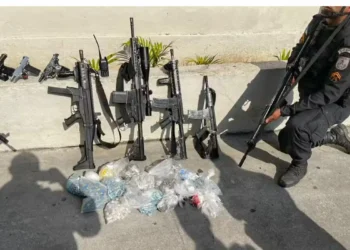 A Polícia Militar do Rio de Janeiro já apreendeu 500 fuzis em 2025, resultado de operações em zonas norte e oeste. Grande parte das armas é de fabricação clandestina ligada ao crime organizado.