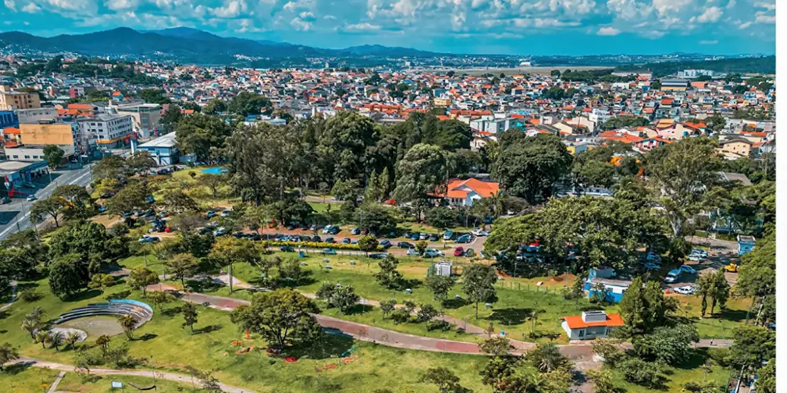 O IBGE inicia mapeamento de áreas verdes urbanas com projeto piloto em Guarulhos e Palmas. O estudo avalia metodologia que poderá ser aplicada em todo o Brasil, combinando imagens de satélite e dados colaborativos.