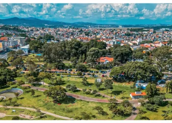 O IBGE inicia mapeamento de áreas verdes urbanas com projeto piloto em Guarulhos e Palmas. O estudo avalia metodologia que poderá ser aplicada em todo o Brasil, combinando imagens de satélite e dados colaborativos.