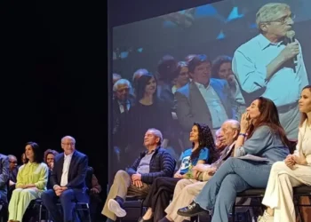 No Dia Internacional da Democracia, o ato Direitos Já! reuniu lideranças políticas e sociais em São Paulo para defender a soberania nacional e criticar a anistia a golpistas.