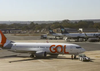 Cade determina que Gol e Azul forneçam em 30 dias detalhes do acordo de codeshare antes de expandir rotas. A medida visa avaliar possíveis efeitos concorrenciais da cooperação comercial.