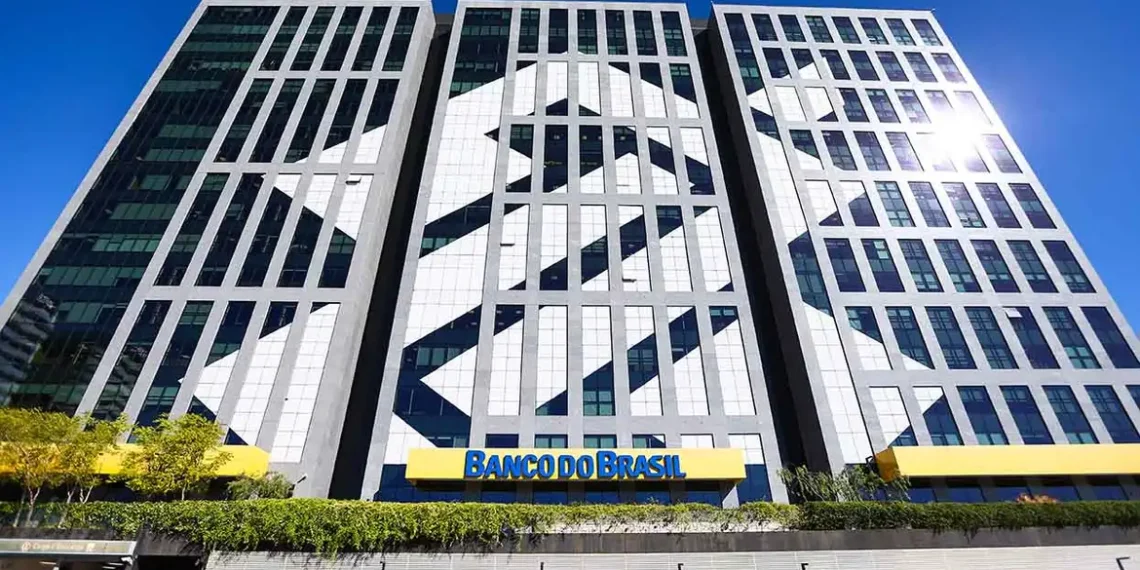 Banco do Brasil anuncia captação de US$ 100 milhões com o Credit Agricole para financiar projetos sustentáveis no Brasil. Iniciativa integra o Eco Invest Green Repo, voltado para transição ecológica e redução do desmatamento.