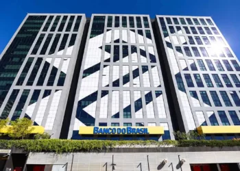 Banco do Brasil anuncia captação de US$ 100 milhões com o Credit Agricole para financiar projetos sustentáveis no Brasil. Iniciativa integra o Eco Invest Green Repo, voltado para transição ecológica e redução do desmatamento.
