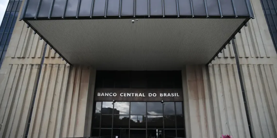 O Copom se reúne em 16 e 17 de setembro para definir a taxa Selic. A decisão deve levar em conta inflação acima da meta, contas públicas e o cenário econômico internacional.