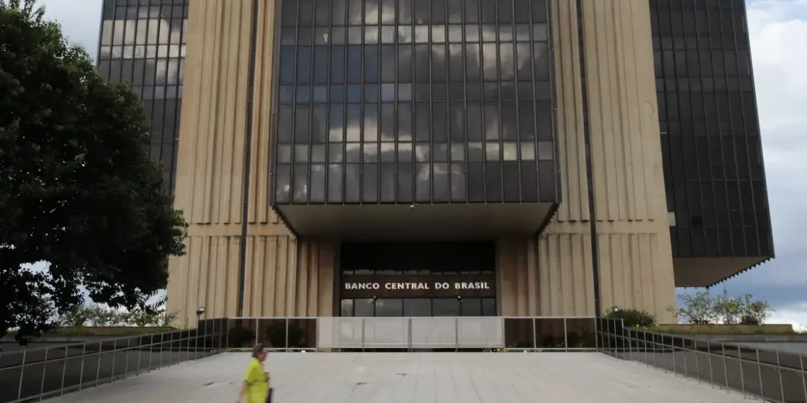 Boletim Focus do Banco Central prevê alta de 2,16% no PIB em 2025, inflação de 4,85% acima da meta e dólar a R$ 5,55. Projeções impactam juros e cenário econômico.
