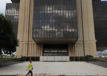 Boletim Focus do Banco Central prevê alta de 2,16% no PIB em 2025, inflação de 4,85% acima da meta e dólar a R$ 5,55. Projeções impactam juros e cenário econômico.