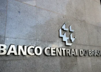 As contas externas do Brasil registraram déficit de US$ 4,7 bilhões em agosto, menor que o de 2024. Balança comercial positiva e redução no déficit de serviços ajudaram no resultado, segundo Banco Central.