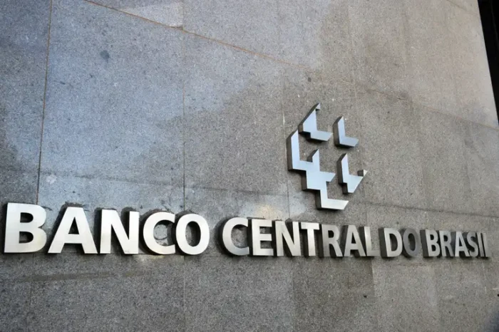 As contas externas do Brasil registraram déficit de US$ 4,7 bilhões em agosto, menor que o de 2024. Balança comercial positiva e redução no déficit de serviços ajudaram no resultado, segundo Banco Central.
