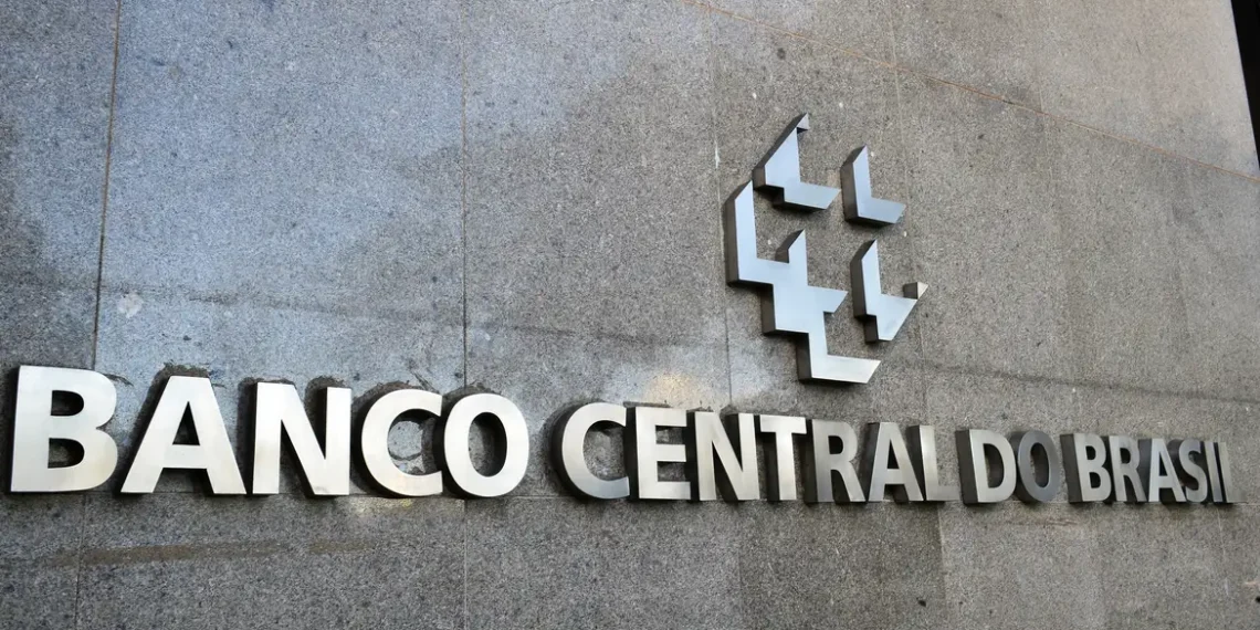 O Boletim Focus do Banco Central projeta estabilidade na inflação, PIB, Selic e dólar para 2025. Inflação prevista em 4,83%, Selic em 15% e dólar em R\$ 5,50, segundo o mercado financeiro.