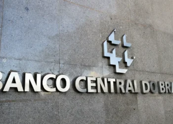 O Boletim Focus do Banco Central projeta estabilidade na inflação, PIB, Selic e dólar para 2025. Inflação prevista em 4,83%, Selic em 15% e dólar em R\$ 5,50, segundo o mercado financeiro.