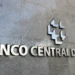 O Boletim Focus do Banco Central projeta estabilidade na inflação, PIB, Selic e dólar para 2025. Inflação prevista em 4,83%, Selic em 15% e dólar em R\$ 5,50, segundo o mercado financeiro.