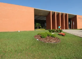 Polícia Federal cumpre mandados em 10 gabinetes da Aleto e STJ afasta governador Wanderley Barbosa por seis meses na segunda fase da Operação Fames-19, que investiga desvio de recursos da pandemia.