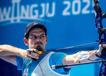 O arqueiro Marcus D’Almeida conquistou a medalha de prata no Mundial de Tiro com Arco 2025, na Coreia do Sul. O brasileiro perdeu o ouro por um ponto na flecha de desempate, mas manteve sequência histórica de pódios.