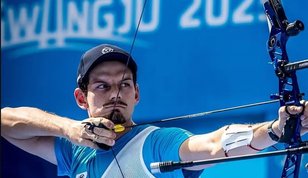 O arqueiro Marcus D’Almeida conquistou a medalha de prata no Mundial de Tiro com Arco 2025, na Coreia do Sul. O brasileiro perdeu o ouro por um ponto na flecha de desempate, mas manteve sequência histórica de pódios.