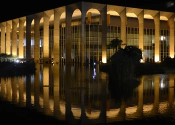O governo brasileiro aguarda a liberação de vistos para parte da delegação que participará da 80ª Assembleia Geral da ONU em Nova York. Lula está confirmado, mas diplomatas relatam atrasos na concessão de vistos pelos EUA.