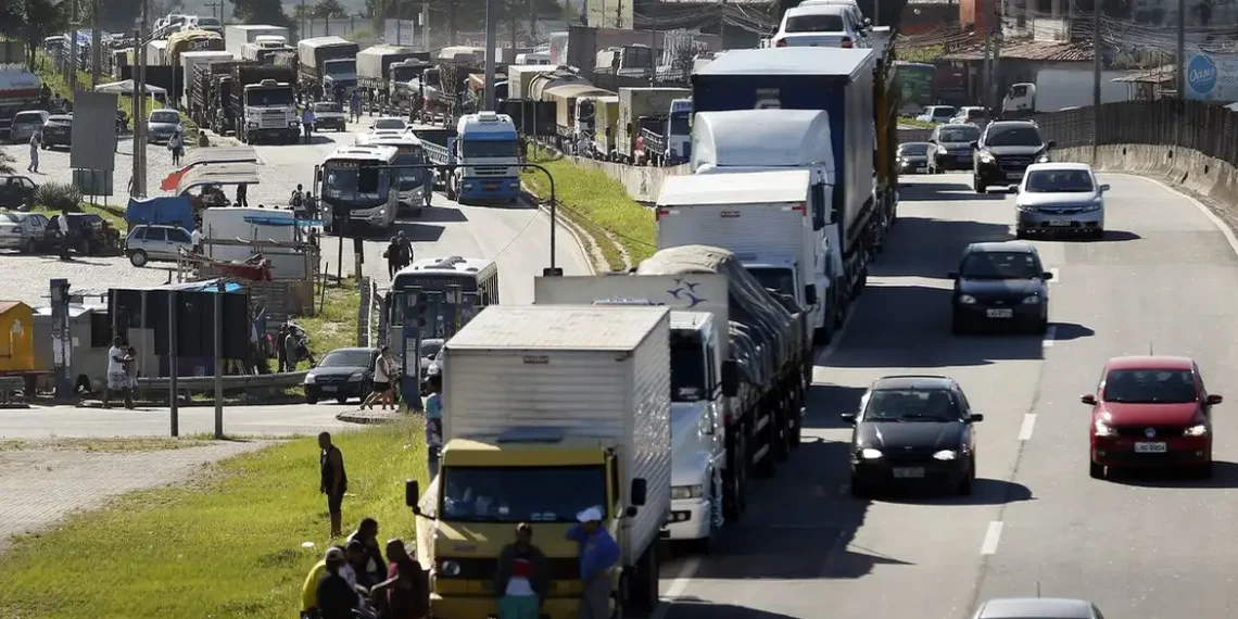 O Brasil celebra em 16 de setembro o Dia Nacional do Caminhoneiro, com homenagens e destaque para políticas públicas que buscam melhorar as condições de trabalho e saúde da categoria.