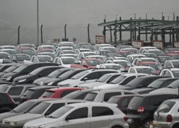 As vendas de veículos no Brasil seguem em alta, com 431 mil unidades emplacadas em agosto e crescimento de 6,6% no ano. Motos e veículos elétricos lideram o aumento.