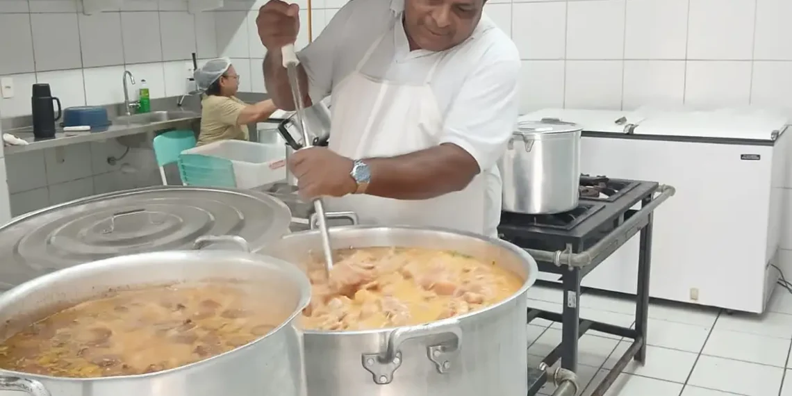 Reconhecido pela ONU como um dos melhores do mundo, o Pnae garante refeições diárias a 40 milhões de alunos no Brasil, valoriza a agricultura familiar e promove hábitos saudáveis, apesar de limitações orçamentárias.