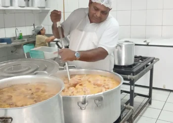 Reconhecido pela ONU como um dos melhores do mundo, o Pnae garante refeições diárias a 40 milhões de alunos no Brasil, valoriza a agricultura familiar e promove hábitos saudáveis, apesar de limitações orçamentárias.