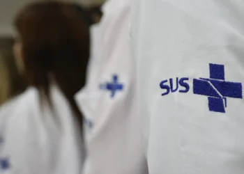Senado aprova MP que cria o programa Agora Tem Especialistas, voltado a ampliar médicos especialistas no SUS. Programa terá 1.778 vagas até 2030 e poderá usar telemedicina.
