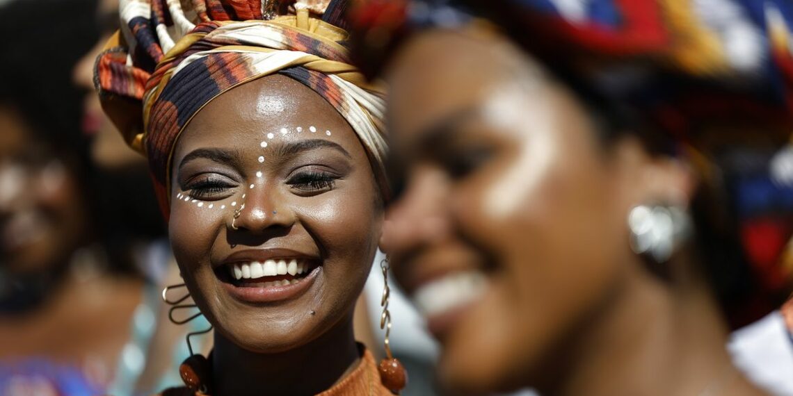 Médicos reforçam a importância da dermatologia voltada para a pele negra, destacando diferenças clínicas, necessidade de produtos adequados e avanços acadêmicos, como a criação de um Departamento de Pele Étnica no Rio de Janeiro.