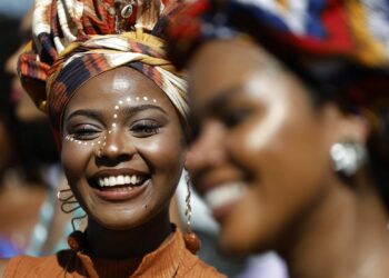 Médicos reforçam a importância da dermatologia voltada para a pele negra, destacando diferenças clínicas, necessidade de produtos adequados e avanços acadêmicos, como a criação de um Departamento de Pele Étnica no Rio de Janeiro.