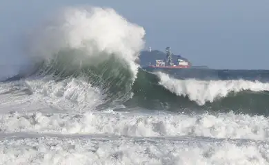Corpo de Niquely, 14 anos, desaparecida no Leme, foi encontrado em Niterói. Namorado de 15 anos continua sendo procurado pelos bombeiros.