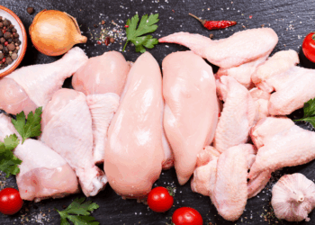 A União Europeia reabre o mercado para carne de frango e peru do Brasil, suspenso desde maio por foco de influenza aviária. Exportações começam de forma escalonada, destacando a credibilidade do sistema de defesa agropecuária brasileiro.