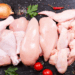A União Europeia reabre o mercado para carne de frango e peru do Brasil, suspenso desde maio por foco de influenza aviária. Exportações começam de forma escalonada, destacando a credibilidade do sistema de defesa agropecuária brasileiro.