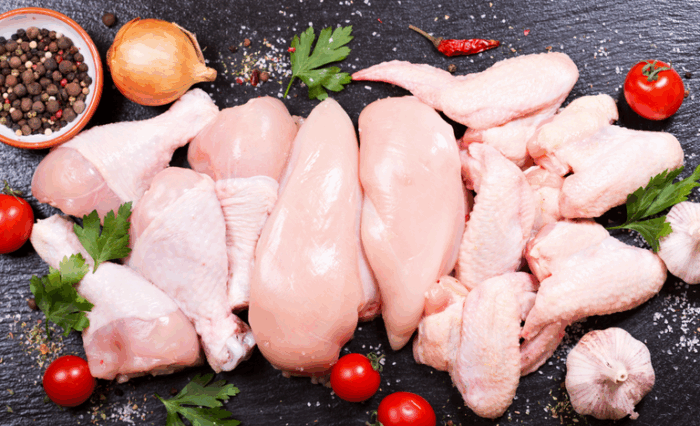 A União Europeia reabre o mercado para carne de frango e peru do Brasil, suspenso desde maio por foco de influenza aviária. Exportações começam de forma escalonada, destacando a credibilidade do sistema de defesa agropecuária brasileiro.